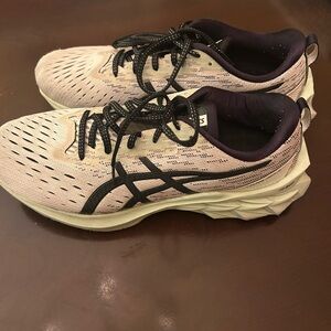 ASICS NOVA BLAST Men’s running shoe size 10 in good shape.